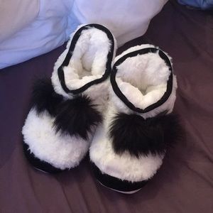 NWOT Pottery Barn Emily & Meritt Pom Pom Booties